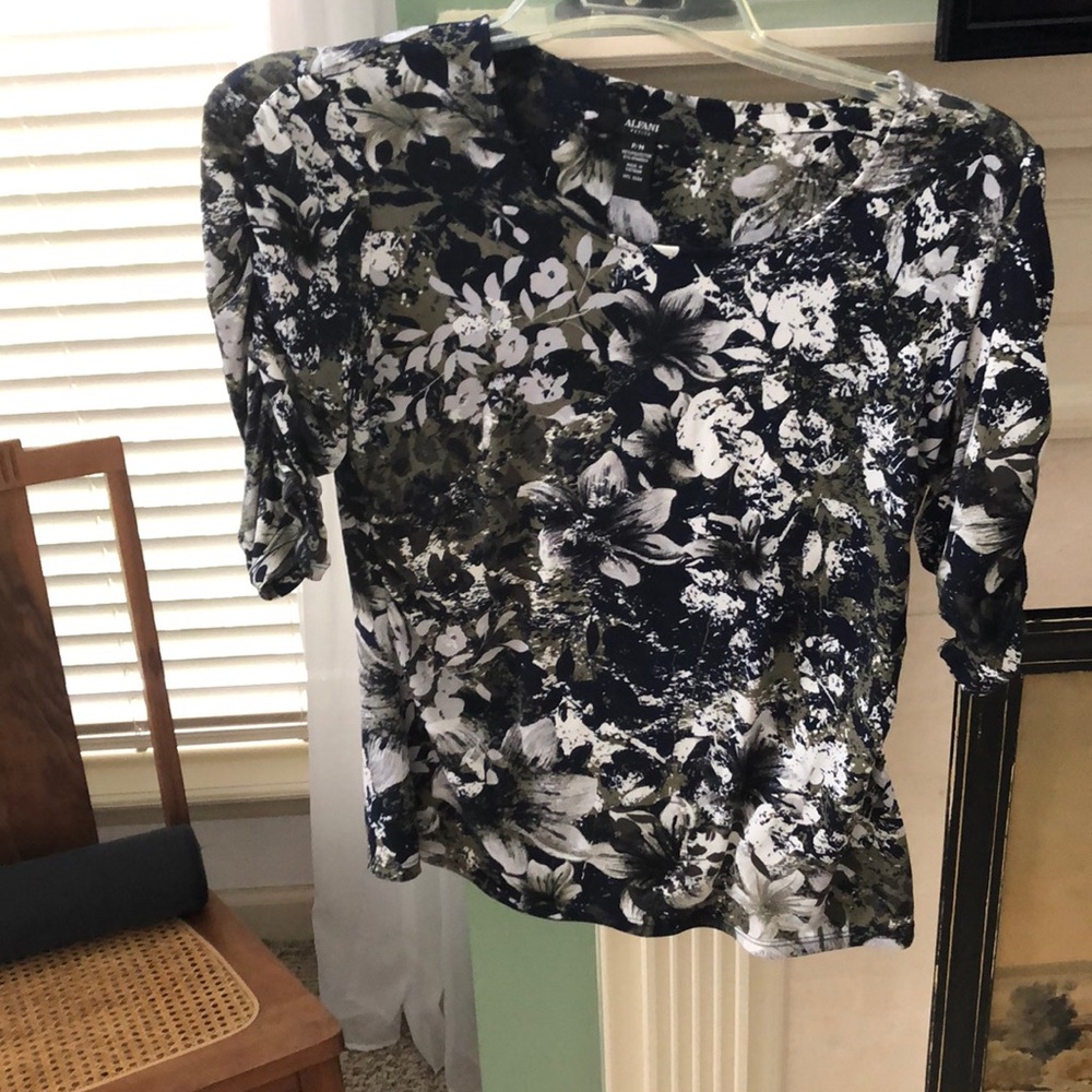 Alfani petite medium top.